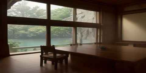 商务团队在永利皇宫现代化会议室召开高端峰会，投影屏幕显示数据图表，参会者着正装专注聆听